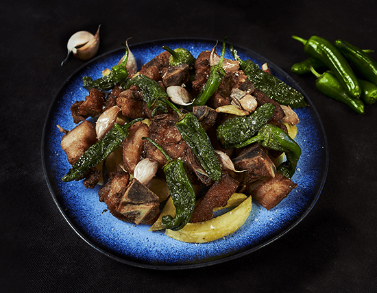 Costillas con pimientos del padrón